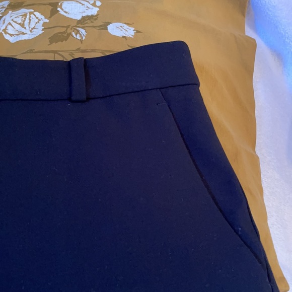 EUC- Banana Republic Mid Thigh Classic Shorts SZ 4 - Picture 2 of 11